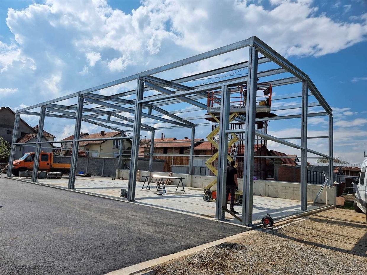 Konstrukcija pocinkovane hale na gradilištu