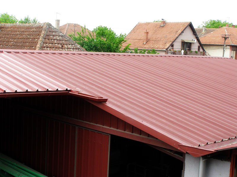 Crveni trapezni lim na krovu pomoćnog objekta