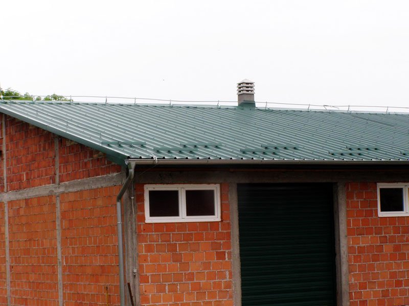 Krov pomoćnog objekta od zelenog trapeznog lima