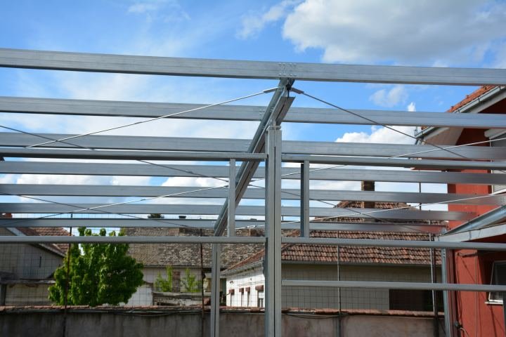 Pocinkovana konstrukcija u dvorištu pre pokrivanja