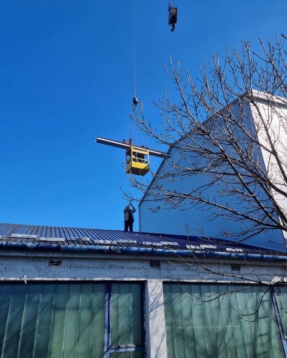 Dizanje materijala na krov hale