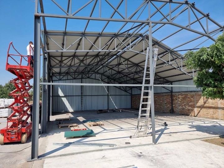 Hala sa rešetkastim nosačima tokom oblaganja limom