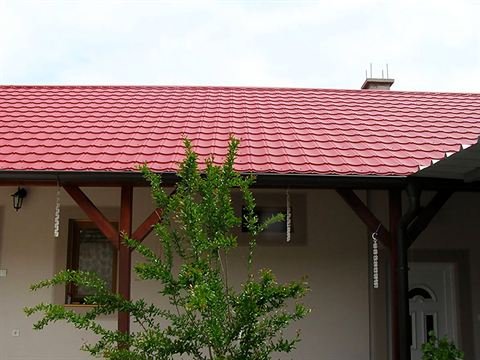 Nadstrešnica pokrivena crvenim crep limom