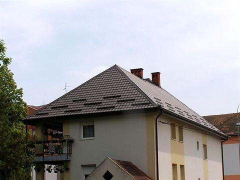 Kuća sa krovom od lima u obliku crepa